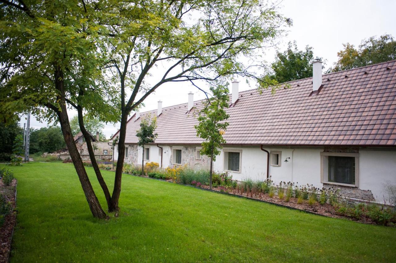 Pajta Apartman Es Vendeghaz Tata Bagian luar foto